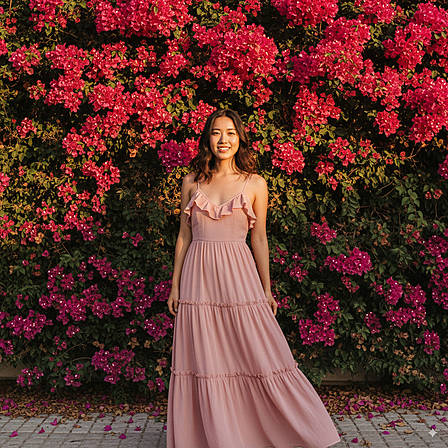Asiatische Frau im langen rosa Kleid vor Bougainvillea – Sommerliche Portraitfotografie